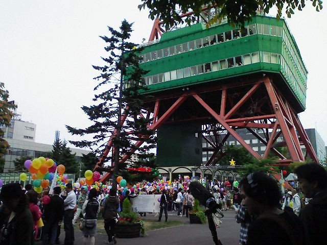 写真：札幌テレビ塔と待機するレインボーマーチ参加者たち