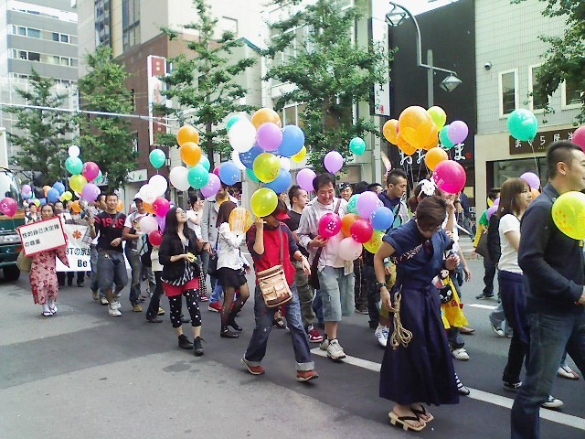 写真：虹色の行進