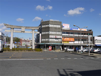 JR亀山駅前