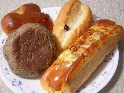デンマークソーセージドッグ、塩えんどう豆パン、黒ごまの2色豆パン、くるみロール(リトルマーメイド)