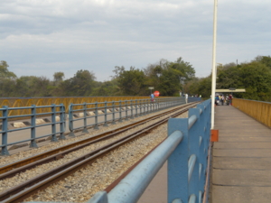 ジンバブエ・ザンビア国境の橋の上