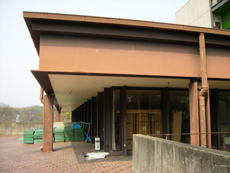 大阪・万博公園「鉄鋼館」を裏にまわれば…