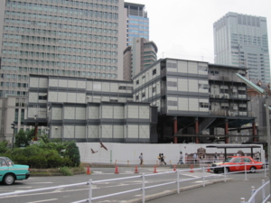東京駅近くの建設現場のプレハブ