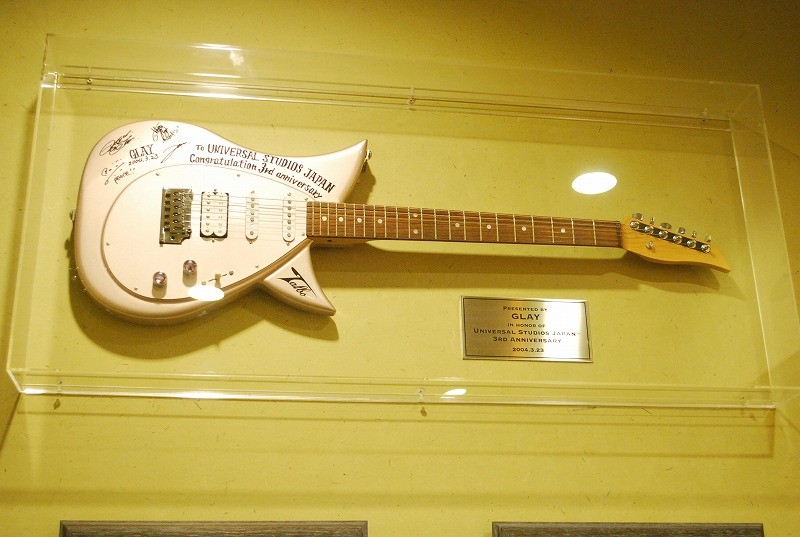 GLAYのTAKUROのギター。<br />ユニバーサル・スタジオ・ジャパン(USJ)写真集