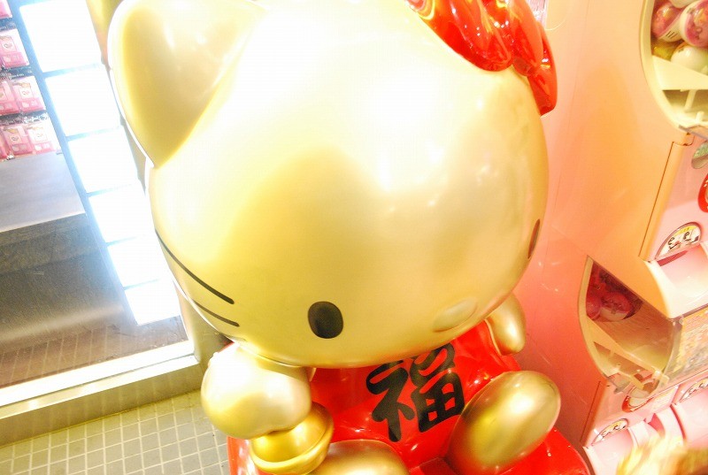 金色に光っているキティちゃん。<br />ユニバーサル・スタジオ・ジャパン(USJ)写真集