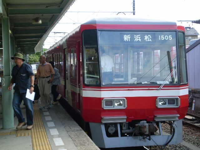 西鹿島駅 （にしかじまえき）に 到着した 遠州鉄道の 電車