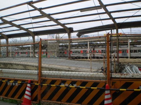 撤去 工事中の 旧駅ホームごしに 新駅に 停車する 電車を のぞむ 2