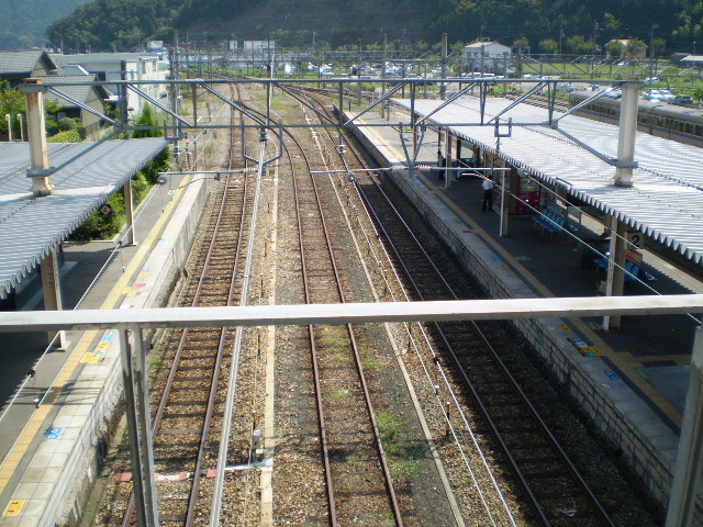篠山口 橋上 駅舎から 福知山 方面の 線路を みおろす