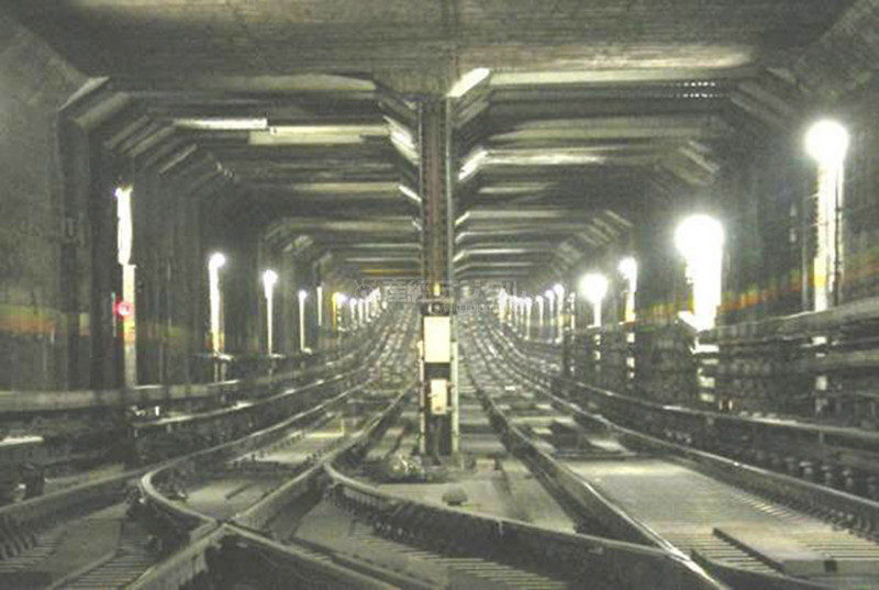 銀座線 三越前−神田駅間の 鉄鋼框（かまち）構造の トンネル （東京メトロ 提供）