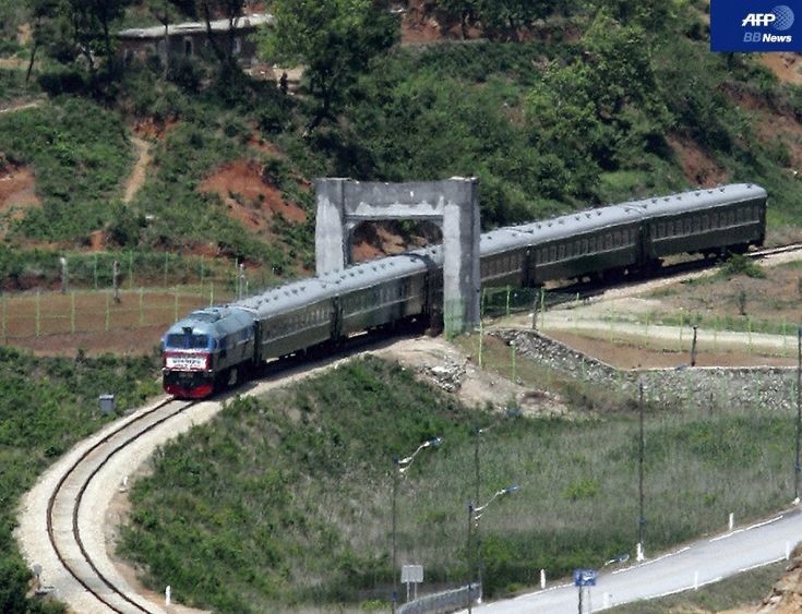 軍事境界線の 非武装地域付近の 韓国がわを とおる鉄道 （2008年11月24日撮影）(c)AFP