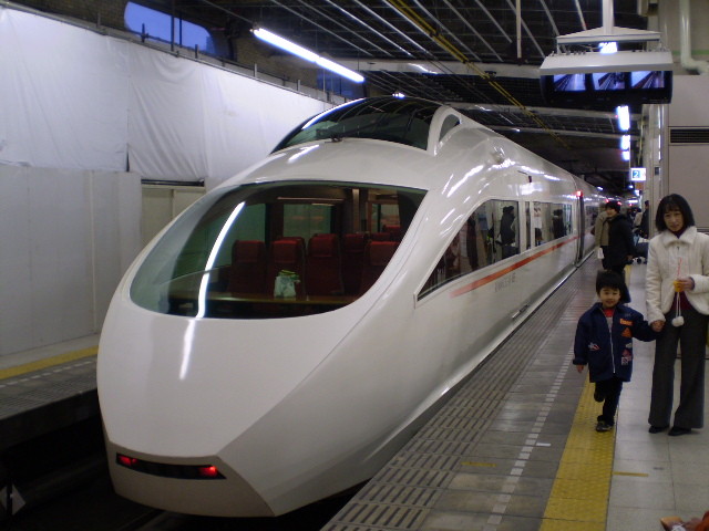 新宿駅に 到着した 小田急 ロマンスカー 50000がた 「VSE」