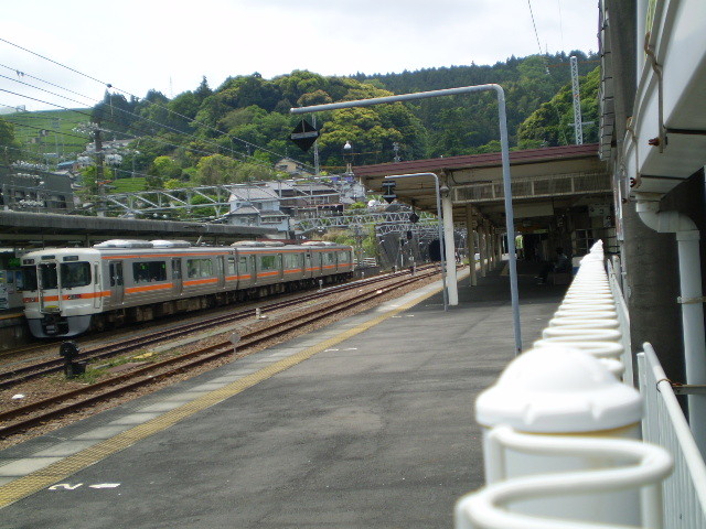 ＪＲ東海道本線 金谷駅の 静岡方面ホームから 浜松方面ホームを 発車した 電車を みる