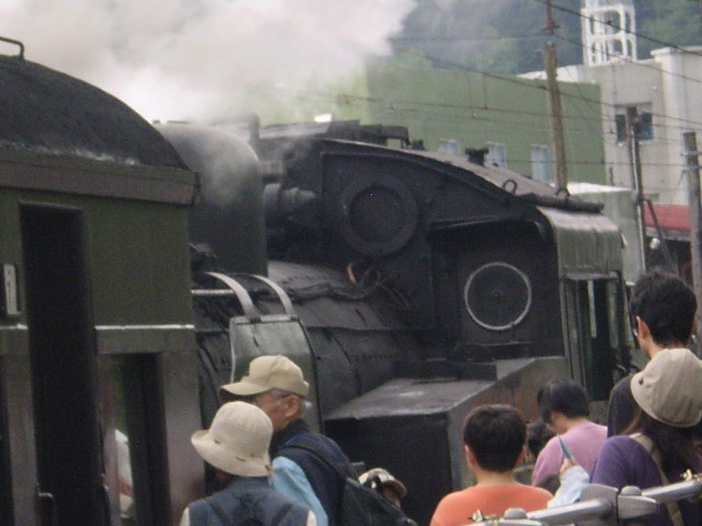 先頭の 蒸気機関車