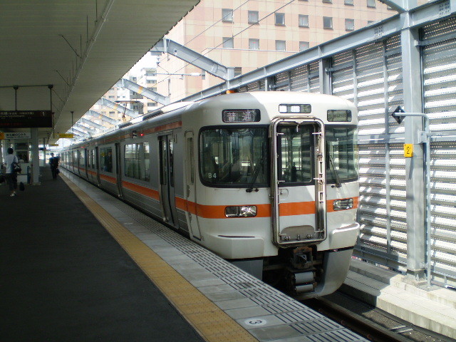 勝川に ついた 岡崎いき ふつう電車