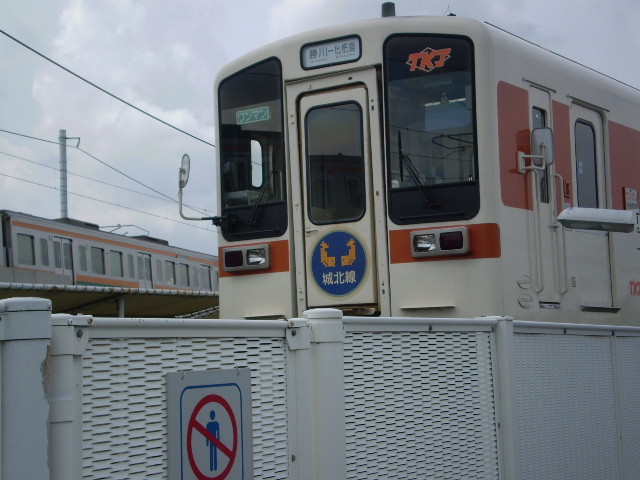 城北線 勝川駅から 中央線の くだり電車が みえる