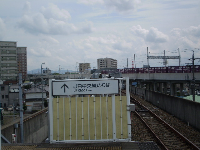 城北線 勝川駅の ホームから みた 中央線 高架