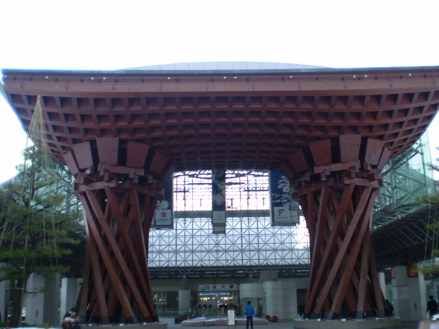 ＪＲ 金沢駅 正面の 門