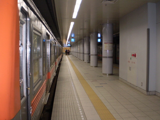 北鉄金沢駅に かえって きた 電車