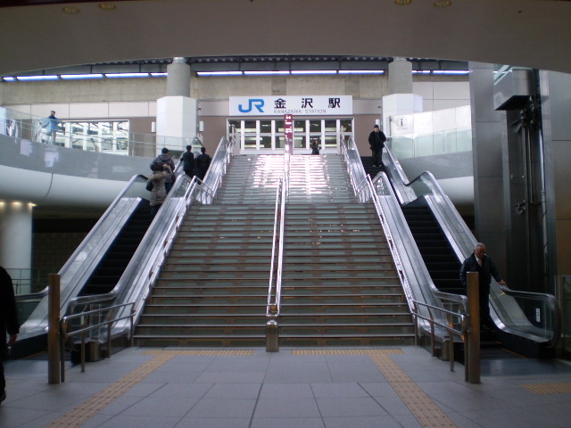北鉄金沢駅の ある 地下ひろばから ＪＲ 金沢駅に あがる 階段