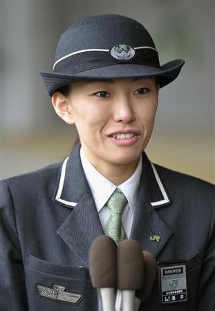 東北新幹線 はつの 女性 運転士と なり、インタビューに おうじる 酒井幸江さん＝4月 27日 午前、ＪＲ仙台駅 （さんすぽ）
