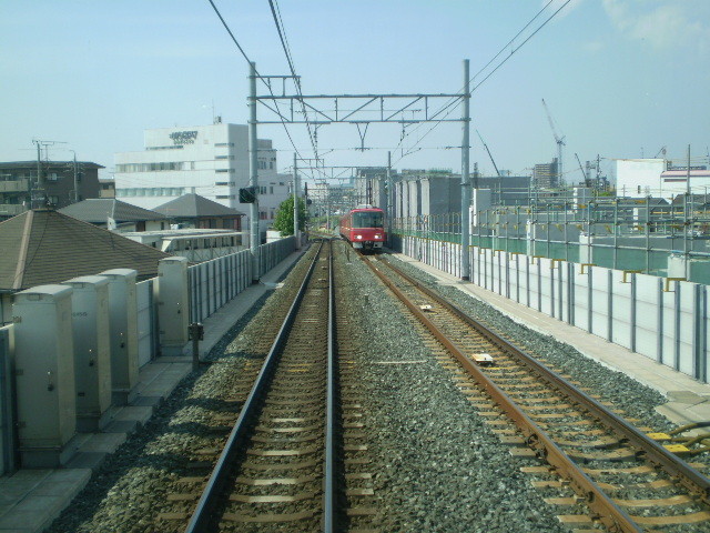 太田川の すぐ てまえで 対向 電車と すれちがい