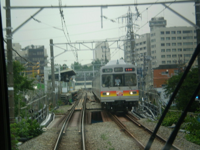 100628-94 東急 大井町線 緑ヶ丘駅で ふつう 電車と すれちがい
