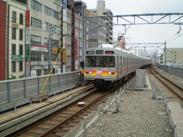 100628-99 東急 大井町駅に はいって くる ふつう 電車