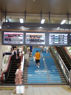 浅草駅の 階段と エスカレーター