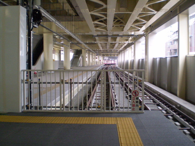100703-127 京急蒲田駅 のぼり線を 羽田空港 いきの 電車が はいって くる