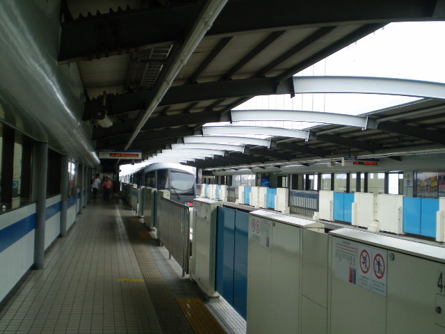 100703-140 東京モノレール 流通センター駅を でる 車両