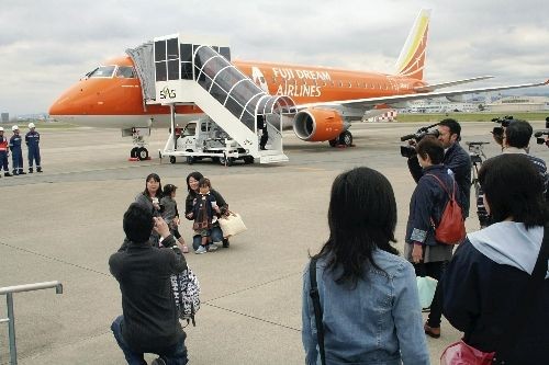 名古屋空港から 福岡便に のりこむ 乗客ら （よみうり）