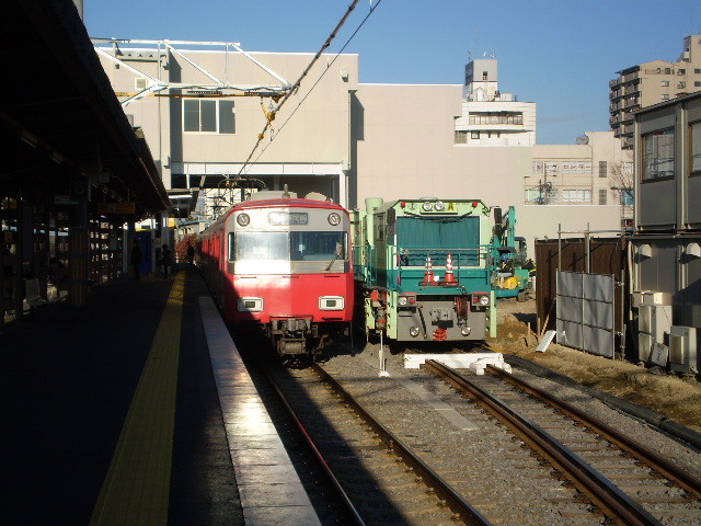 110108-04 新安城駅で ふつう 電車と ならんで とまっとる レール 削正車