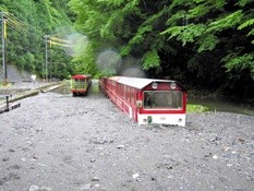 井川駅で 土砂に うまった 南アルプスあぷとラインの 列車 （あさひ）