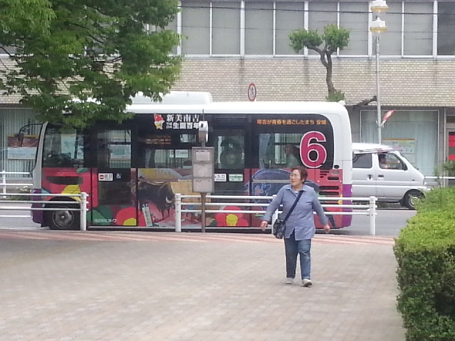 20130527 12:28 市役所前 バス停 あんくるバス 西部線 バス