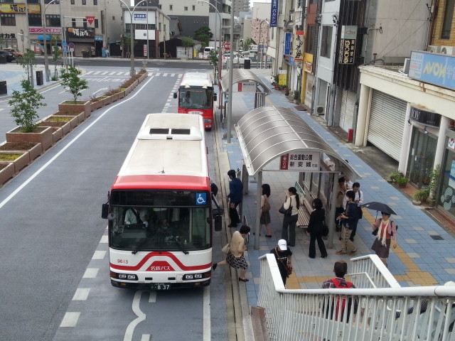 20130528 07:33 安城駅 名鉄バスと あんくるバス 循環線 バス