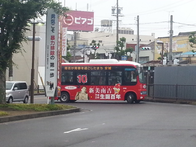 20130530 07:27 南安城駅 ロータリーに はいって くる あんくるバス 循環線 バス