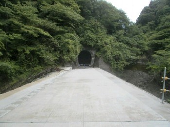 坂の上 トンネル 熊本 がわ いりぐち （くまにち 2013.6.19）