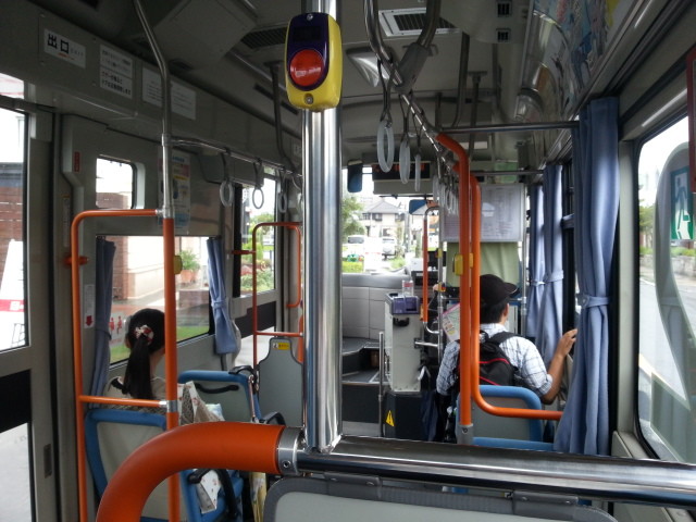 2013-08-06 07:52 安城更生病院 バス停 出発 後 あんくるバス 桜井線 車内