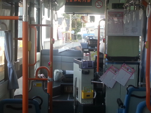 2013-08-12 18:10 あんくるバス 古井町内会 バス停 到着