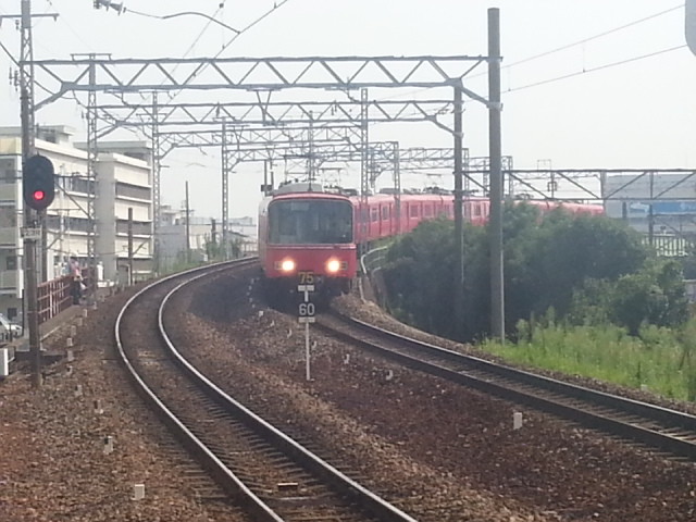 2013-09-13 13:41 神宮前に はいって くる 常滑線の 回送 電車