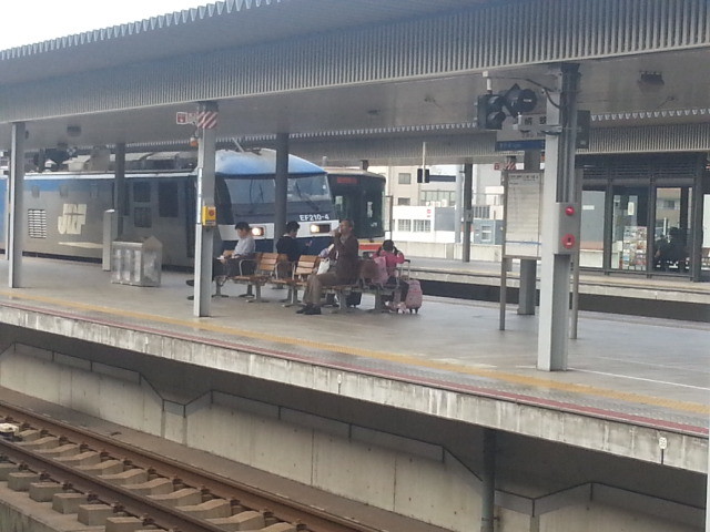 20131102 12:46 姫路 機関車の かげに 姫新線 車両