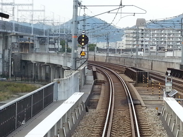 20131102 13:03 姫路 出発后 ひだり カーブして 新幹線を くぐる