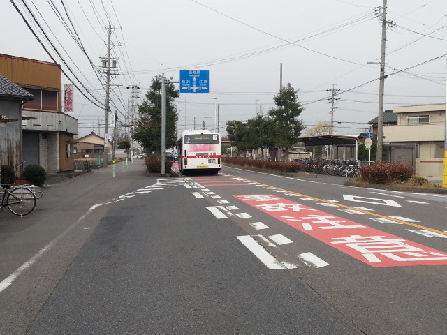 20131213 10.42.58 元小山 バス停を あとに する バス