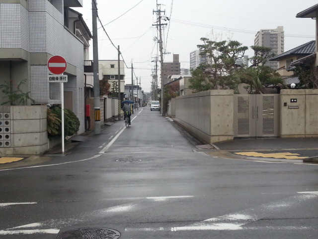 20131213 11:19 花岡町 バス停 付近の こみち