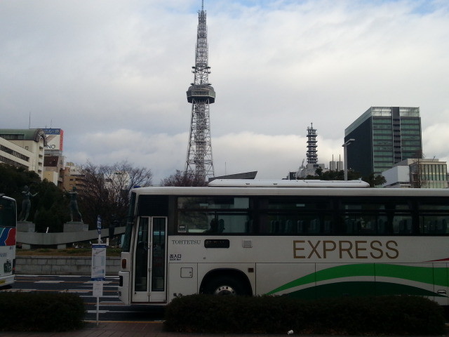 20131228 08.18.58 東濃鉄道 高速 バスと テレビ塔 01