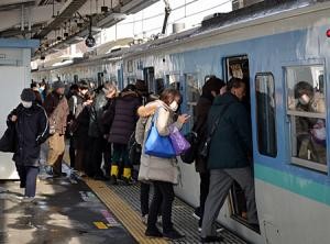 韮崎で甲府いきの電車にのりこむひとたち（山梨日日新聞 2014.2.19）