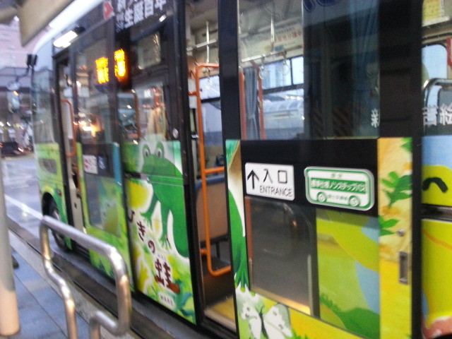 20140326 17.53.36 JR安城駅バス停 - あんくるバス桜井線バス到着