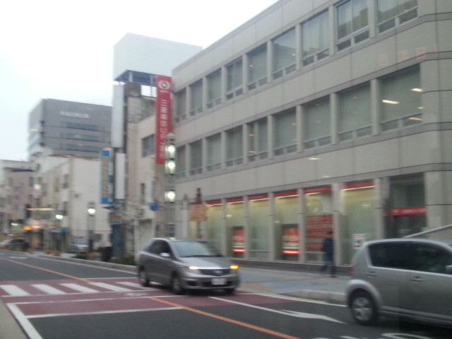 20140403 17.55.23 あんくるバス桜井線バス - 三菱東京UFJ銀行