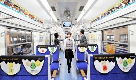 20140410 きょうりゅう電車 車内 （福井新聞）