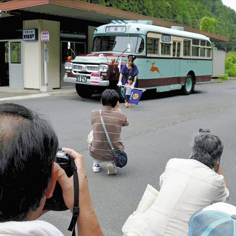 専用道城戸駅にとまるボンネットバス（よみうり）